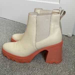 Sorel brex heel Chelsea boot, cream leather with coral soles, Size 10.5